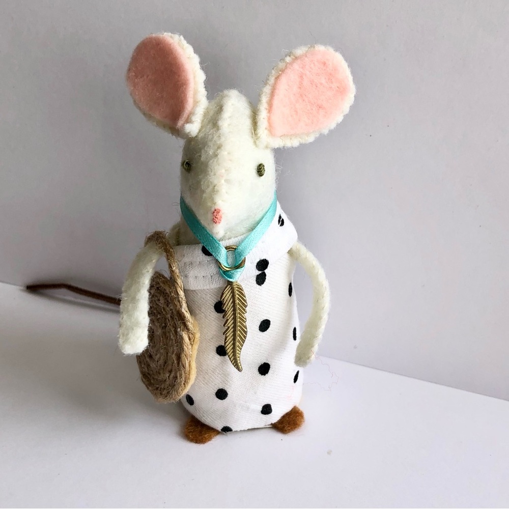 Boho Felt Mouse Art Doll hand-sewn straw bag brass feather shopping summertime - Picture 5 of 10